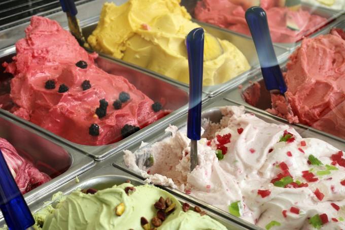 Gelato in dono alle forze dell’ordine