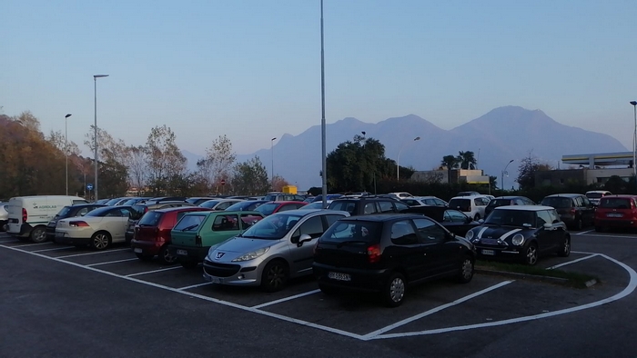 Un parcheggio multipiano a Villa Simonetta nel 2023