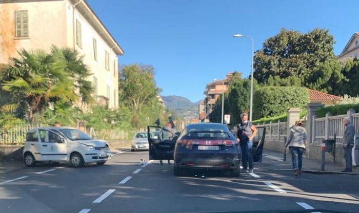 Auto del Comune manca la precedenza e provoca un frontale