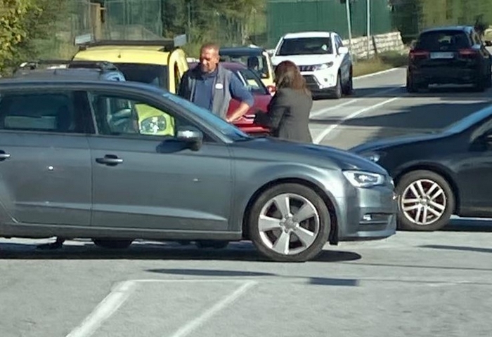 Ciclista in rotonda finisce contro un'auto