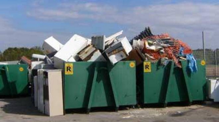 Abbandono di rifiuti ingombranti, le minoranze tornano a chiedere i container nelle frazioni