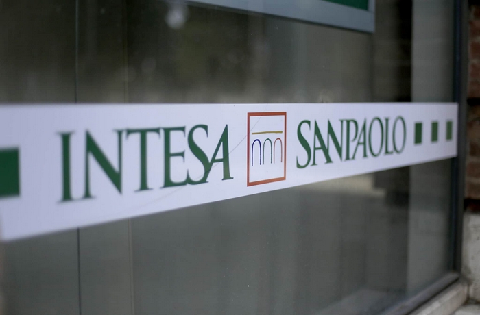 Esuberi in Intesa Sanpaolo: 5.000 prepensionamenti e 2.500 nuove assunzioni