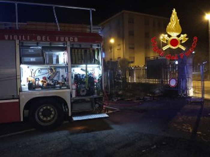 Cumulo di rifiuti a fuoco