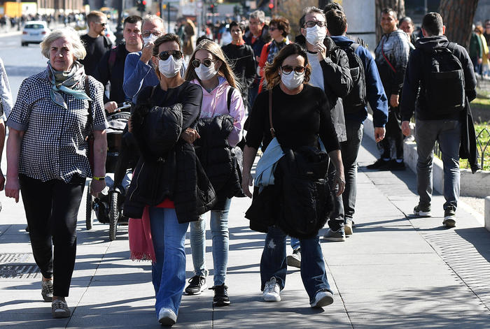 Anche in Svizzera obbligo di mascherina all’aperto