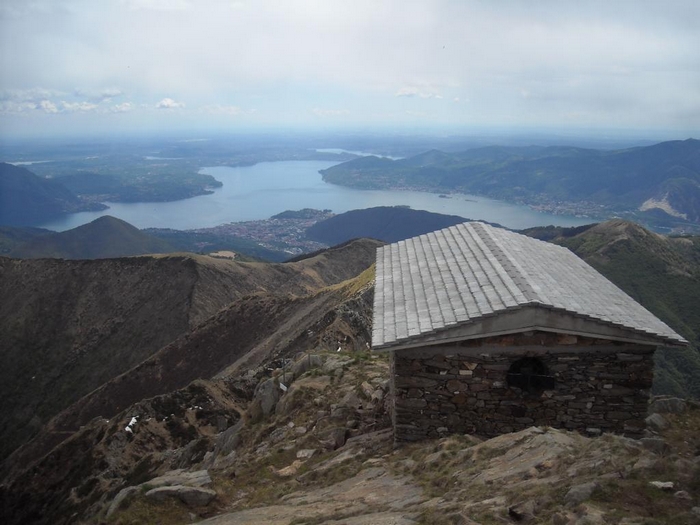 Precipita in montagna e muore