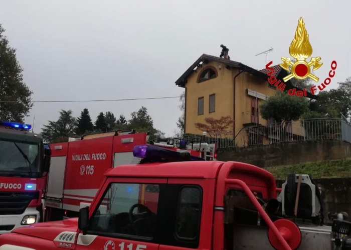Le fiamme si divorano trenta metri quadrati di tetto