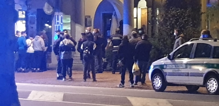 Zuffa tra ragazzini alla fermata del bus: due multati per ubriachezza molesta