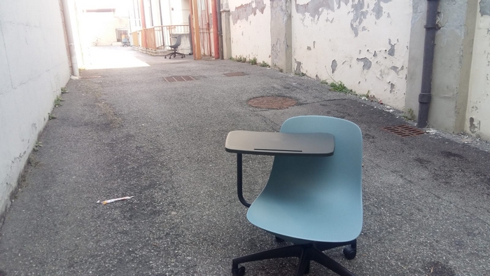 Alla scuola media arrivano i primi banchi a rotelle