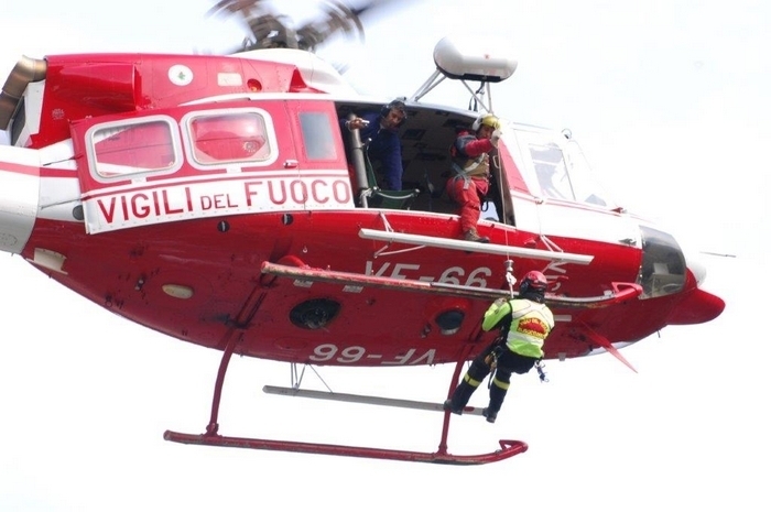 Anziana si perde nel bosco: salvata dall'elicottero