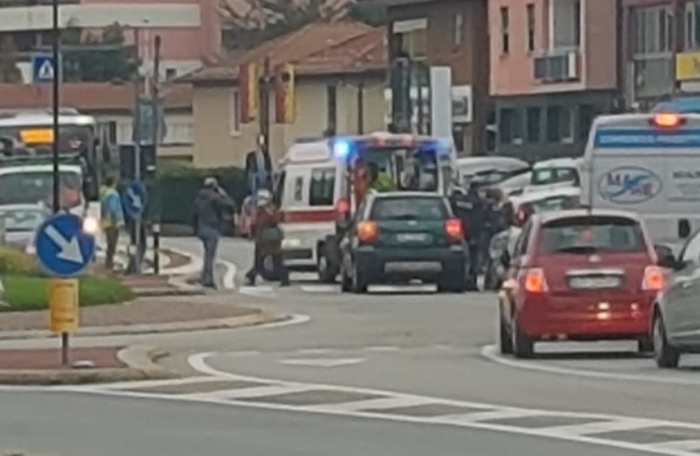 Studentessa di 15 anni in bicicletta investita sulle strisce