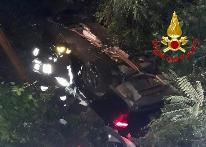 Sfonda il guardrail e precipita per dieci metri nella scarpata: 47enne illeso