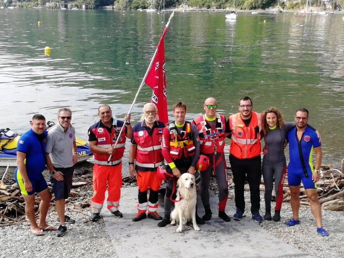 Esercitazione di soccorso in acqua con elicottero e unità cinofile