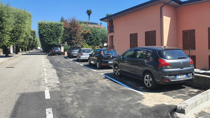 I posteggi prendono il posto del cippo in ricordo dei caduti