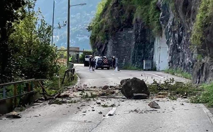 Sassi sulla litoranea del Lago Maggiore in Svizzera