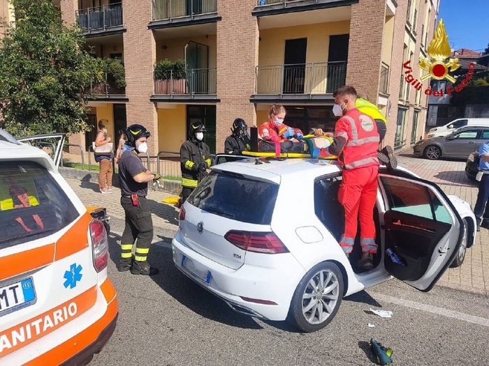 Ciclista travolto mentre sorpassa la fila delle auto si frattura una gamba