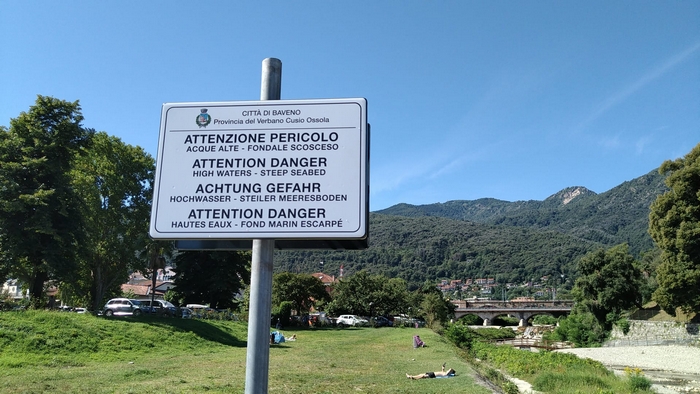 Dopo l’annegamento Baveno affigge gli avvisi: la spiaggia in cui morì Felipe è pericolosa
