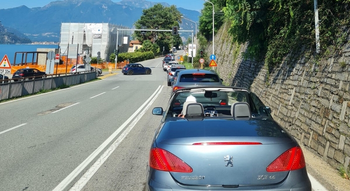 Spunta un altro cantiere a Suna: traffico in tilt