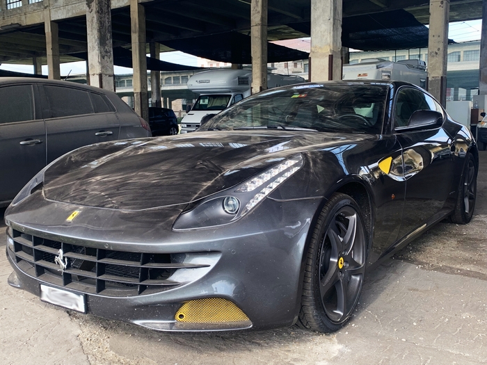 Ferrari di contrabbando dalla Svizzera scoperta dalle Dogane: denuncia e sequestro