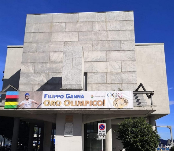 Striscione e chiesa illuminata dei colori di Olimpia: il Verbano celebra l'oro di Ganna
