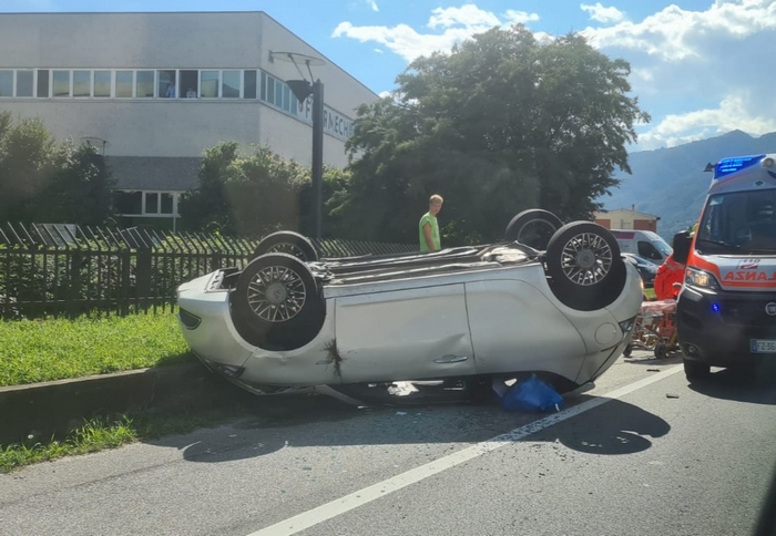 Tampona l'auto davanti e finisce cappottata