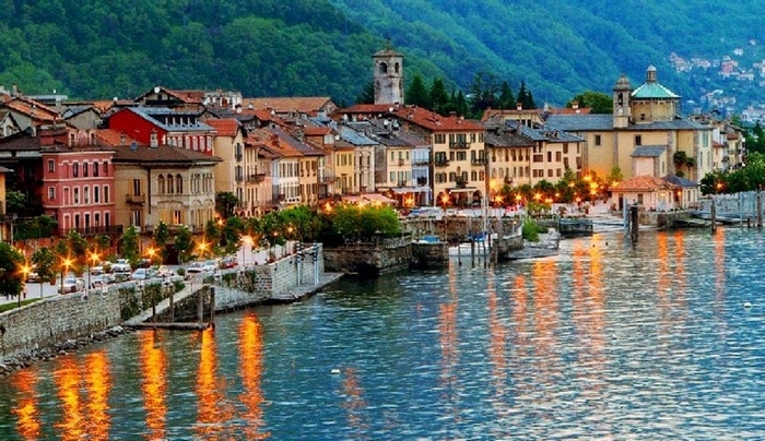 Mercatino e concerto folk sul lungolago
