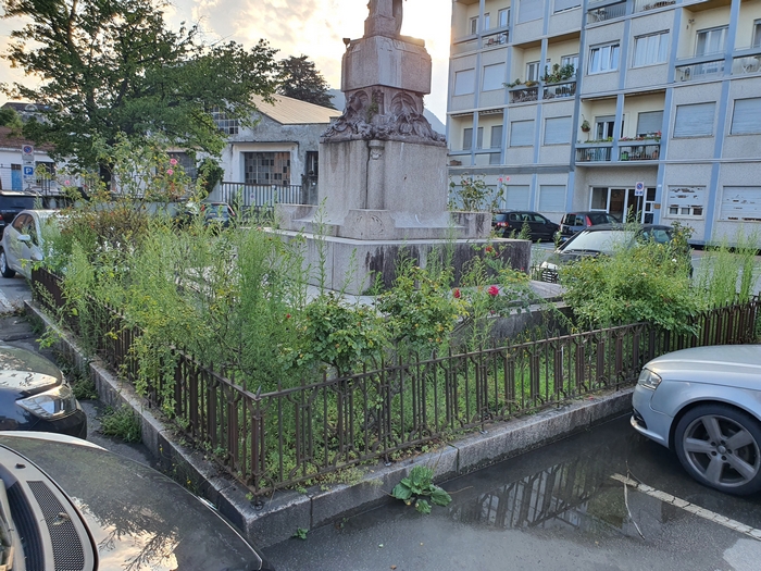 Il monumento al benefattore Cobianchi "invaso" dalle erbacce