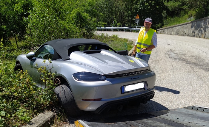 Danneggia la Porsche uscendo di strada sulla Cannobina