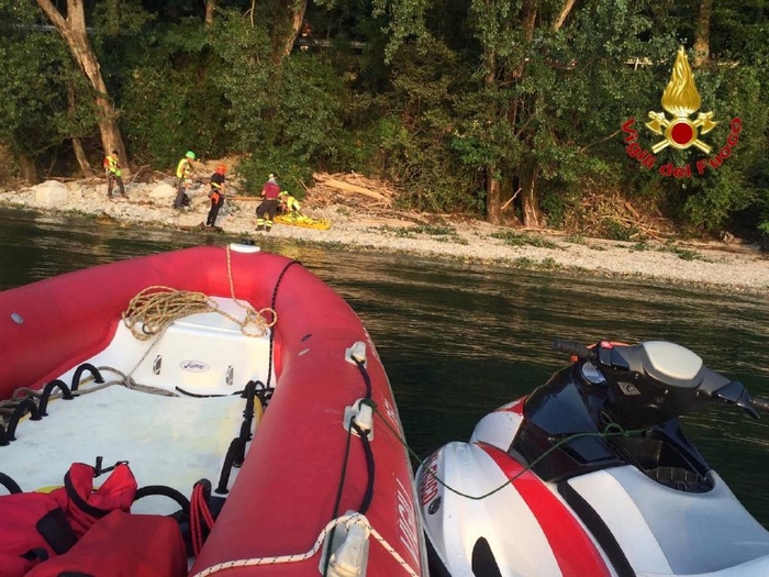 Scivola nel pendio tra la strada e la riva del lago: salvato dai vigili del fuoco