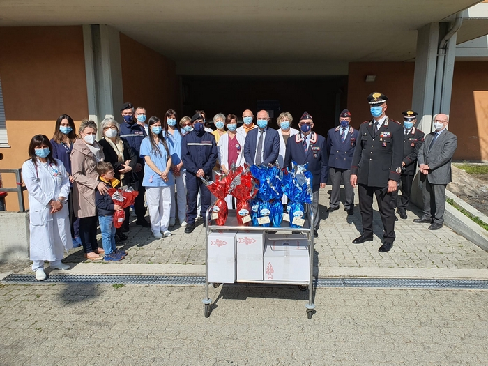 Il dolce regalo dei carabinieri alla Pediatria nel ricordo del cavalier Aceti 