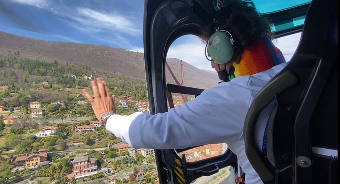 La benedizione pasquale ai tempi del Covid il parroco l'impartisce dall'elicottero
