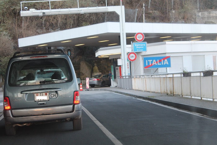 Auto con targa svizzera: frontalieri penalizzati, Montani firma un emandamento