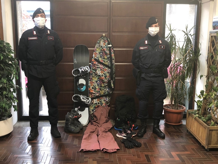 Furti d'abbigliamento sportivo, 37enne commessa aronese denunciata