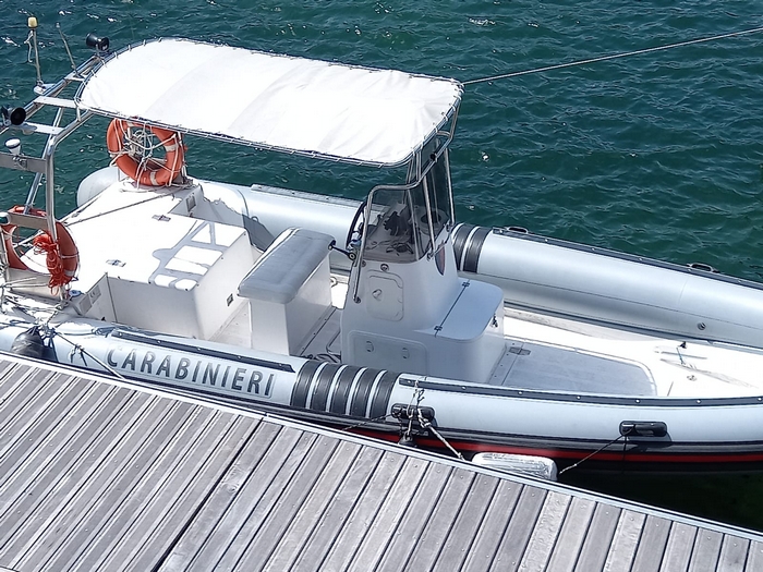 Il vento spazza il porto (chiuso) e si danneggia il gommone dei carabinieri