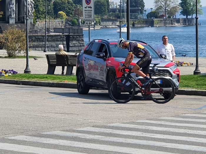 Prove di Giro d'Italia: sul lungolago le riprese dello spot con l'auto ufficiale