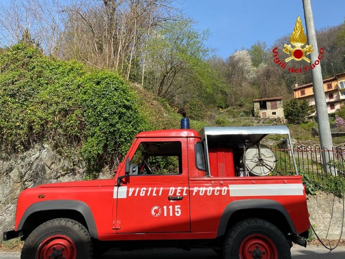 Principio d'incendio in un'area boschiva