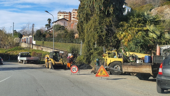 Cinque giorni di senso unico alternato al cantiere “infinito” della ciclabile di Suna