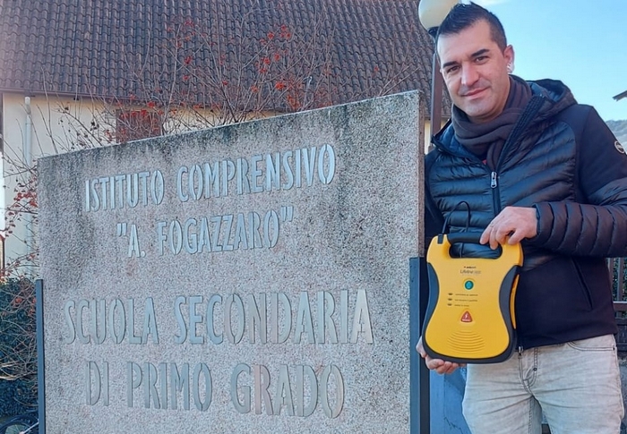 Il Cantante della solidarietà dona un defibrillatore alla scuola media di Baveno