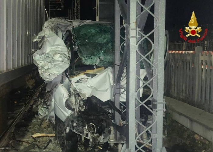 Furgone sfonda il passaggio livello e viene travolto dal treno: il conducente scappa
