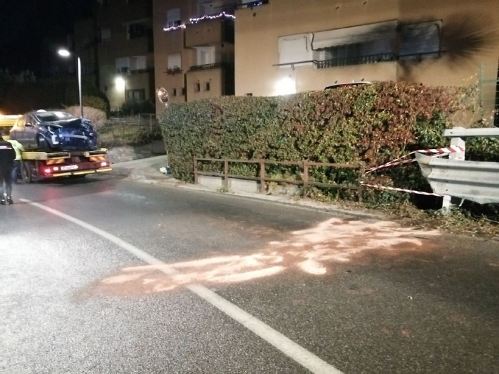 Auto sbanda e si schianta contro il guardrail: illeso il conducente