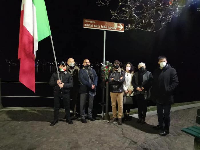 Giorno del Ricordo: i fiori di FdI sul lungolago di Omegna 