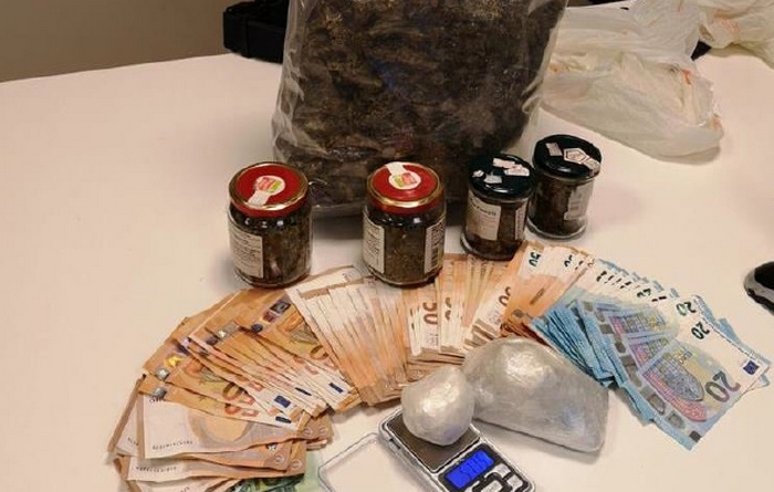 Con la scusa del trasloco nasconde un chilo di marijuana e mezzo etto di cocaina