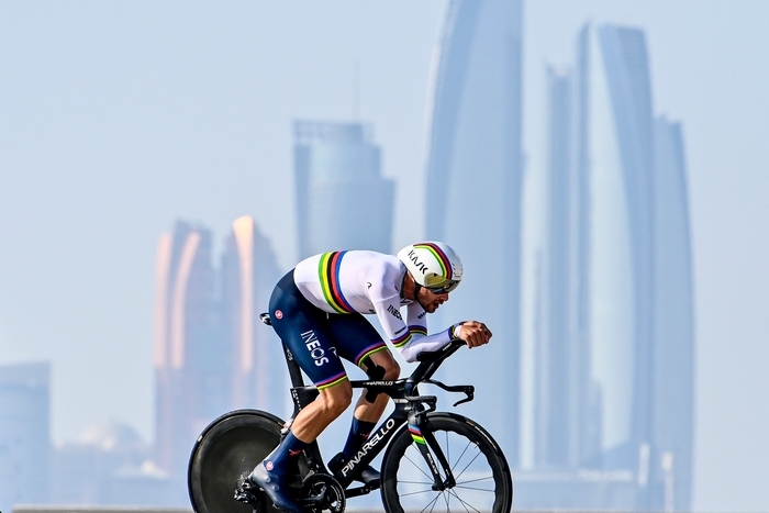 Ganna re del deserto vince la crono dell'Uae tour
