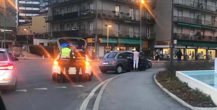 Donna di 35 anni provoca incidente e rifiuta l'alcoltest: denunciata