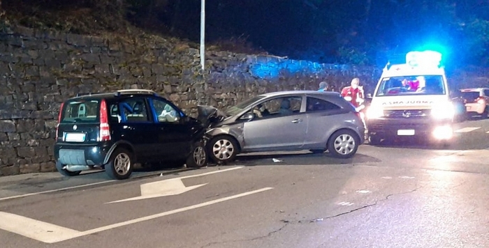 Scontro frontale all'imbocco della provinciale: cinque giovani feriti