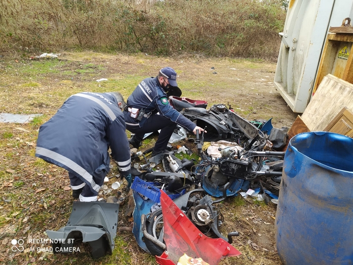 Rottami di motorini abbandonati fuori dalla discarica