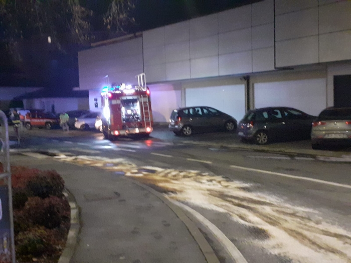 Camion urta un muretto e perde il gasolio in strada