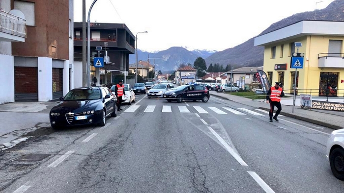 Tampona, fa retromarcia, centra un altro veicolo e fugge: denunciata