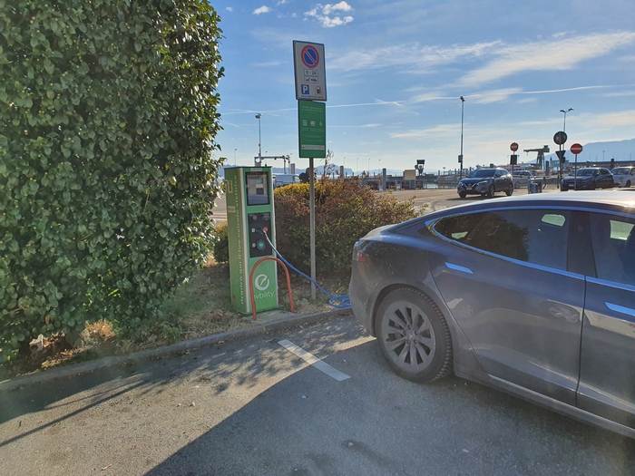 Auto elettriche e ibride parcheggiano (ancora) gratutamente