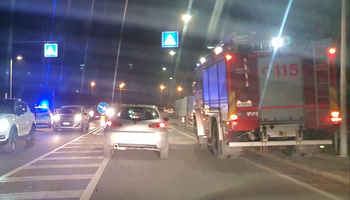 Per evitare di tamponare esce di strada e abbatte due paletti