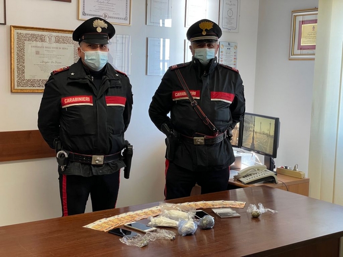Droga dal bosco a domicilio: cinque in manette. Sequestrati tre etti di cocaina pura